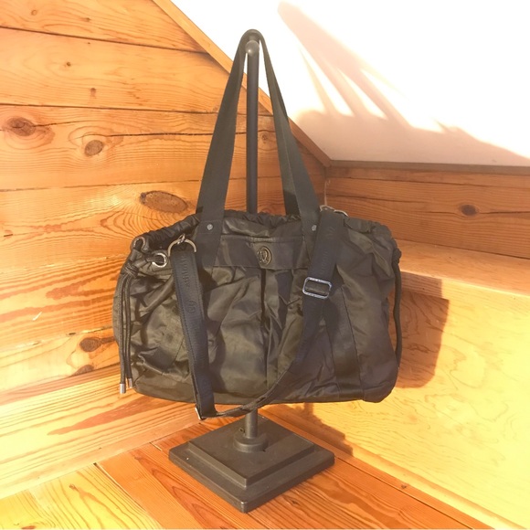 lululemon athletica Handbags - Lululemon Athletica Black Athletic Gym Bag, EUC, 22”